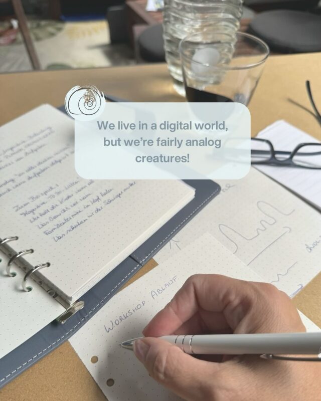 ✨ Mein analoges Wesen liebt es, sich auch analog auf wichtige Termine vorzubereiten. ✨

Wenn ich meine Vorbereitungsnotizen mit der Hand aufschreibe, bringt mir das Ruhe 🧘‍♀️, Sicherheit 🤍 und die Inhalte bleiben viel besser im Kopf 📝💡.

Geht es dir auch so? 🧐
Oder wie bereitest du dich auf wichtige Termine vor?
Bin immer dankbar für Tipps! 🌻🫶

#analogliebe #handwritten #workshopplanung #achtsamkeit #ruhefinden #klarheit #achtsamarbeiten #meinweg #eventplanung #handwrittennotes #SabinaKillianSchmid #slowyourmind #BurnoutCoaching #BurnoutPraxis #BurnoutVorsorge #Wien