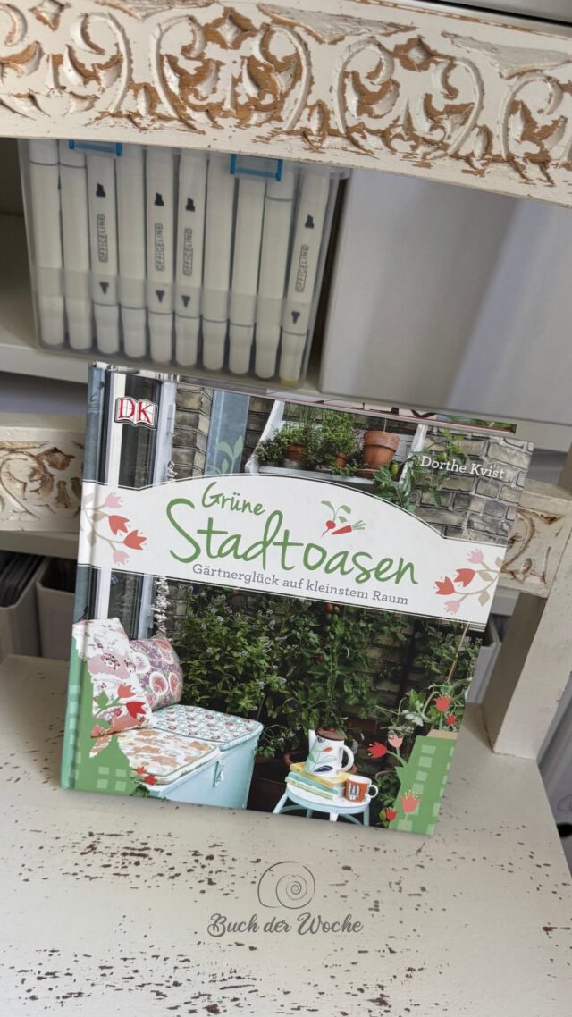 🪴Kleines Kisterl - große Wirkung 🌷

Als Kind brauchte ich eigentlich nicht viel, um glücklich zu sein. 🌿

Ich bin in einem riesigen Stadtgarten in Wien aufgewachsen. Unglaubliche 1.000 m² Grün am Wiener Stadtrand. Und schon als ganz kleines Kind durfte ich dort ziemlich frei herumstreifen – heute kaum mehr vorstellbar. 😊

Ich ernährte mich gefühlt den ganzen Tag von dem, was auf Bäumen und Sträuchern wuchs, beobachtete Käfer, Vögel und anderes Getier und freute mich über jede Blume, die aufblühte. Ich war einfach da. Im Jetzt. Und nirgends sonst. Abends wurde ich quasi wieder „eingefangen“ und ins Bett gesteckt.

Dann kam die Pubertät – und der Garten war plötzlich nur noch blöd und langweilig. 🙄 Und irgendwie ging mir damit auch etwas verloren, ohne dass ich es damals bemerkt hätte.

Erst in den letzten Jahren ist diese alte Freude wieder zurückgekommen. Und mir wurde klar, was für ein Schatz da in der Erde steckt.
Seitdem grabe, pflanze, säe und werke ich wieder mit großer Begeisterung in meinen Beeten und Blumenkisten. 🌱 Dort werde ich ruhig. Und erstaunlicherweise entstehen genau dort oft meine besten Gedanken und Ideen.

Und damit sind wir bei meinem ersten „Buch der Woche“. 📚
Grüne Stadtoasen von Dorthe Kvist 

Ich mag dieses Buch so gern, weil es ganz tief eintaucht in diese Welt: Stadtgärten, Balkone, Terrassen – aber auch das kleine Kräuterkisterl am Fensterbrett.

Es braucht nämlich weder 1.000 m² noch wahnsinnig viel Aufwand, um sich ein kleines Stück Grün zu schaffen, das richtig glücklich machen kann.

Vielleicht steckt ja in dir auch ein kleiner Stadtgärtner oder eine kleine Stadtgärtnerin. 🌿🙂

#buchderwoche #perspektivenwechsel #gesundbleiben  #ressourcenstärken #stadtgarten