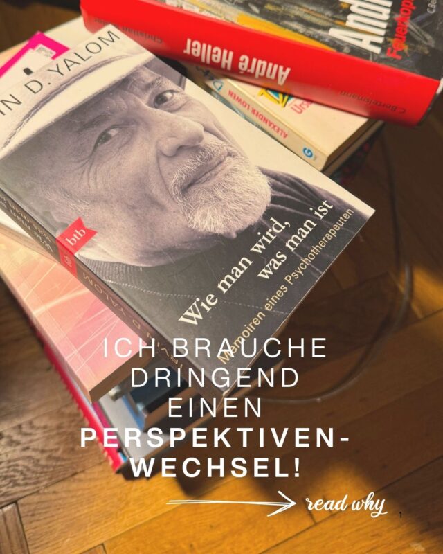 ❓ Wie soll ich anfangen? Vielleicht so: 👀

Wenn man sich über lange Zeit fast ausschließlich mit Belastung, Erschöpfung und Burnout beschäftigt, bleibt das nicht ganz ohne Wirkung. Zumindest war es bei mir so: Die dauernde Auseinandersetzung mit dem Thema Burnout hat meiner eigenen mentalen und körperlichen Gesundheit zuletzt nicht besonders gutgetan.

Jahrelang habe ich auf die Notwendigkeit von Burnout-Vorsorge hingewiesen – aus persönlicher, unternehmerischer und auch volkswirtschaftlicher Sicht. Wirklich angekommen ist das oft erst dann, wenn der Burnout-Prozess schon so weit fortgeschritten war, dass Krisenmanagement oder Therapie notwendig wurden. Kolleg*innen aus meinem Feld berichten Ähnliches.

Im letzten Jahr wurde ich müde. Und vor allem in den sozialen Medien wurde es bei mir still. Ich hatte schlicht nicht mehr die Kraft auch auf den sozialen Medien immer wieder dafür zu argumentieren, dass wir besser auf unsere Mitarbeiter*innen und Führungskräfte achten müssen – und ganz besonders auf Frauen und Mütter, die meist mehrere Belastungen gleichzeitig tragen.
Aber da ich nichts anderes zu sagen hatte, sagte ich auf meinen Kanälen einfach nichts mehr. 🌿

In meinen Ausbildungen habe ich gelernt, den Blick nicht nur auf das zu richten, was krank macht, sondern vor allem auch auf das, was gesund hält und stärkt. Denn unsere Aufmerksamkeit beeinflusst, womit wir uns innerlich beschäftigen und was in unserem Erleben mehr Raum bekommt.
Genau diesen Perspektivenwechsel möchte ich jetzt auch hier vollziehen. ✨
Und deshalb rücke ich einen meiner größten Ressourcen in den Mittelpunkt: meine Bücher. 📚💛

So viel Wissen, Erfahrung, Inspiration und manchmal auch echte Lebensweisheit steckt zwischen diesen Seiten.

Einmal in der Woche möchte ich künftig ein Buch herausgreifen, das mich beschäftigt, mir eine neue Perspektive eröffnet oder etwas Wertvolles für ein gutes Leben zu sagen hat.

Keine klassischen Buchrezensionen, sondern Gedanken und Impulse. 💭 Möglicherweise haben wir ja alle etwas davon. 🙂🤩

📚 Hast du einen Buchtipp für mich? Bitte gerne kommentieren! 🙏

#buchderwoche #perspektivenwechsel #gesundbleiben  #ressourcenstärken