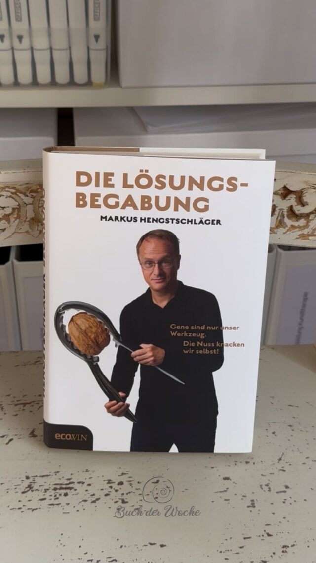 😎 Bin ich lösungsbegabt?

Es gibt Bücher, bei denen man während des Lesens immer wieder denkt: Ja. Genau das. 💡
So ging es mir bei „Die Lösungsbegabung“ von Markus Hengstschläger – vor allem bei einem Gedanken: Wie bereiten wir uns auf eine ungewisse Zukunft vor?

Laut Hengstschläger brauchen wir diese zentralen Kompetenzen: 🌱
Kreativität. Kritisches Denken. Soziale Kompetenz. Kommunikation. Resilienz.

Nur diese Fähigkeiten fallen nicht irgendwann vom Himmel, wenn wir sie dringend brauchen. Wir müssen sie entwickeln, ausprobieren, trainieren – und eigentlich möglichst früh damit anfangen. 🧠✨

Das bringt mich zu meinem Lieblingsthema: Kreativität. 🎨
Sie war mir immer wichtig – lange bevor ich wusste, dass mich mein Weg irgendwann in die Kunsttherapie führen würde. Und vielleicht berührt mich deshalb gerade Hengstschlägers Verbindung zwischen Kreativität und Lösungsbegabung so sehr.

Kreativ zu sein bedeutet, etwas noch nicht Vorhandenes denken zu können. Einen anderen Blickwinkel einzunehmen. Gewohnte Wege zu verlassen. Möglichkeiten zu sehen, wo vorher vielleicht nur ein Problem war. Unterschiedliche Dinge miteinander in Verbindung zu bringen. Auszuprobieren, zu verwerfen und neu anzusetzen. Und sie fördert übrigens auch die Kommunikationsfähigkeiten und die Resilienz. 🔄

Und genau das brauchen wir doch, wenn das Leben plötzlich nicht nach Plan läuft. Vielleicht ist Kreativität deshalb weniger eine nette Begabung für künstlerisch interessierte Menschen als vielmehr eine fundamentale Lebenskompetenz. 🌿

Nicht, weil sie uns für jedes Problem sofort die richtige Lösung liefert.
Sondern weil sie uns hilft, überhaupt auf die Idee zu kommen, dass es noch eine andere geben könnte. ✨

Vielleicht sollten wir deshalb viel früher anfangen, Kreativität nicht als „Soft Skills“ zu behandeln. Sondern als das, was sie vermutlich längst ist:

Eine überlebenswichtige Zukunftskompetenz. 🚀

Hast du auch einen Buchtipp für mich? Gerne kommentieren. 🌿🙂

#buchderwoche #lösungsbegabung #kreativitätleben
