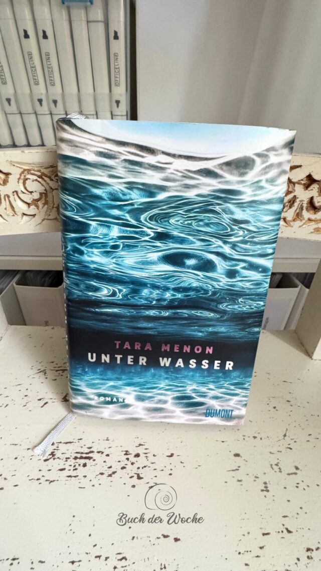 ☀️ Mein Roman dieses Sommers 🌊📚

Ich hoffe ihr hattet einen schönen Urlaub und seid wieder gut erholt zu Hause angekommen. 🏠 

Ende August – höchste Zeit für meinen persönlichen Lieblingsroman dieses Sommers: „Unter Wasser“ von Tara Menon.

Ein leichtes Buch ist es nicht. Der Tsunami von 2004 bildet den dramatischen Hintergrund dieser Geschichte.

Und trotzdem ist dieser Roman voller Schönheit.

Man taucht ein in eine sinnliche Welt aus Ozean, Riffen, Tierwelt, warmem Sand und tropischer Natur. Fast so, als würde man beim Lesen selbst für eine Weile ans Meer verschwinden. 🌊

Im Mittelpunkt steht eine intensive Frauenfreundschaft – eng, mitreißend und von einer Tiefe, die man sich selbst wünschen würde.

Vielleicht hat mich das Buch auch deshalb so berührt, weil ich ein echter Meerfreak bin. Wenn ich nicht mindestens einmal im Jahr ans Meer komme, wird meine Seele krank. 😉

„Unter Wasser“ ist für mich eine Geschichte über Freundschaft, Verlust und die überwältigende Schönheit des Meeres.

Und ganz eindeutig: mein Roman dieses Sommers. 💙

✍️ Was war euer Lieblingsbuch dieses Sommers? 📕

#buchderwoche #unterwasser #taramenon #ressourcenstärken #meerliebe freundschaft