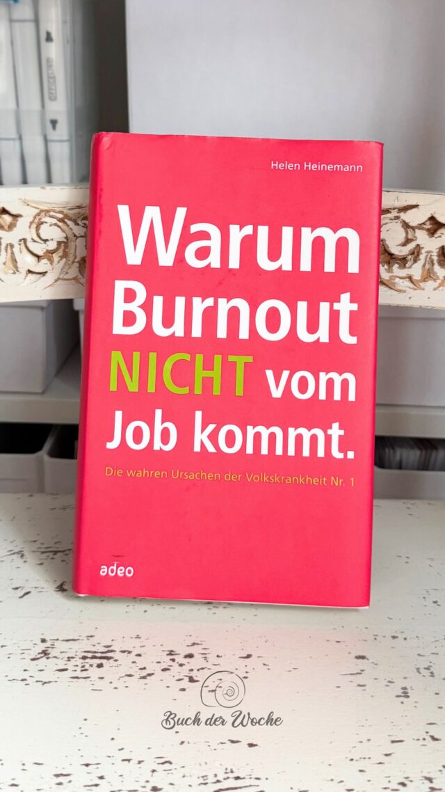 🤔 Kommt Burnout wirklich „nur“ vom Job? 

Diesmal führt mein #buchderwoche direkt in mein eigenes berufliches Thema: „Warum Burnout nicht vom Job kommt“ von Helen Heinemann. 📚

Schon der Titel polarisiert. Denn im Diagnosewerk ICD-11 wird Burnout ausdrücklich dem beruflichen Kontext zugeordnet. Was mir an Heinemanns Blick aber gerade deshalb gefällt: Sie schaut weiter. 👀

Denn in der Praxis begegnet mir selten nur diese eine Belastung.

Oft ist es die Summe: Beruf, Familie, Verantwortung, Erwartungen, eigene Ansprüche, ständiges Funktionieren. Und irgendwann ist das Fass voll. 🛢️ 

Besonders spannend finde ich deshalb die Frage, warum manche Menschen immer wieder über ihre eigenen Grenzen gehen.

- Warum sage ich nicht Nein?

- Warum glaube ich, alles schaffen zu müssen?

- Wie sehr brauche ich Anerkennung von außen?

- Und wie gut nehme ich eigentlich noch wahr, was ich selbst brauche? 🌿

Aber das bedeutet für mich ausdrücklich nicht: Wer ausbrennt, ist selbst schuld. Es bedeutet, dass wir häufig mehr Einfluss auf unsere Burnout-Gefährdung haben, als wir glauben. Ich finde, das ist es, was Hoffnung gibt: Was ich erkennen kann, kann ich beginnen zu verändern. 🌱

Außerdem bringt Heinemann in diesem Buch so viele Beispiele aus der Praxis, in denen man sich wiedererkennen kann. 💡

Kurz gesagt: Burnout-Prävention beginnt nicht erst bei der Frage, wie viel Arbeit auf meinem Schreibtisch liegt sondern bei der Frage:

Wie gehe ich eigentlich mit mir selbst um, während ich versuche, all das zu schaffen? 🫣

Hast du einen Buchtipp für mich? 📖 Freue mich darüber in den Kommentaren ✍️

#buchderwoche #burnout #burnoutprävention #stressprävention